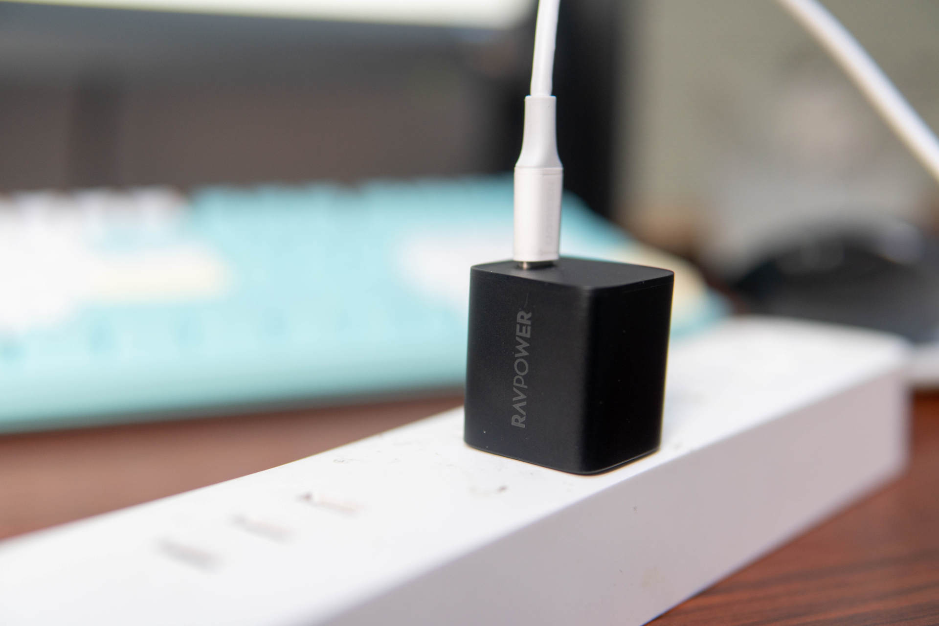 iPhone 13的充电好搭档，RAVPower 20w快充体积竟然和五福一安相同