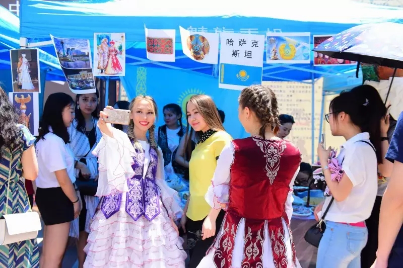 西安外国语大学，是由什么做成的？