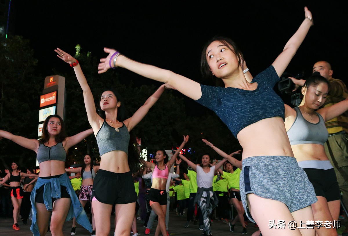 高校女生夜晚在男寝楼下“跳舞”，舞姿卓越，男生：这谁顶得住？