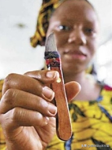 非洲割礼女性指的是什么（揭秘非洲残忍至极的女性割礼仪式）-第1张图片
