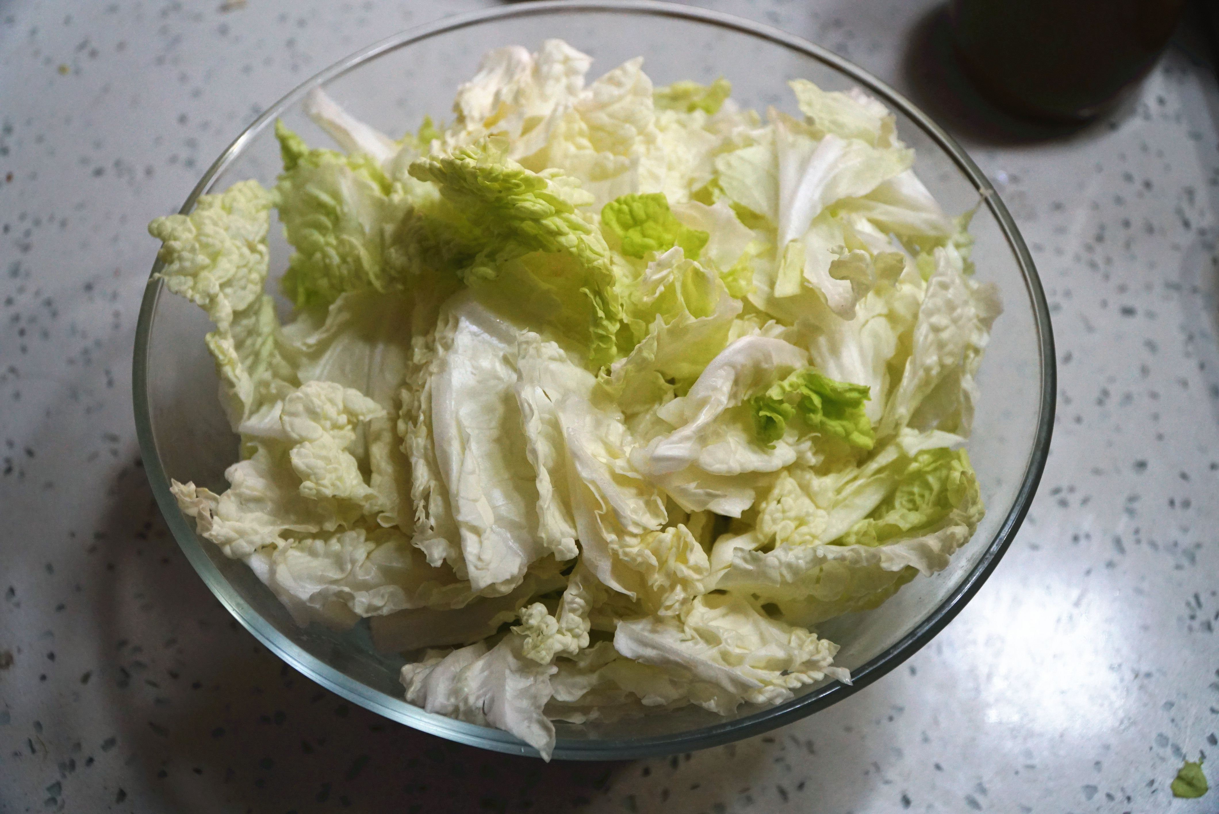 冬天，该吃“乾隆白菜”了，芝麻酱加上几味料，凉拌一下真的香