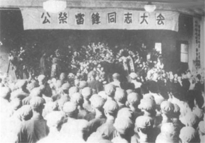 雷锋牺牲后，《中国青年》写信请毛主席题词，毛主席看后陷入沉思