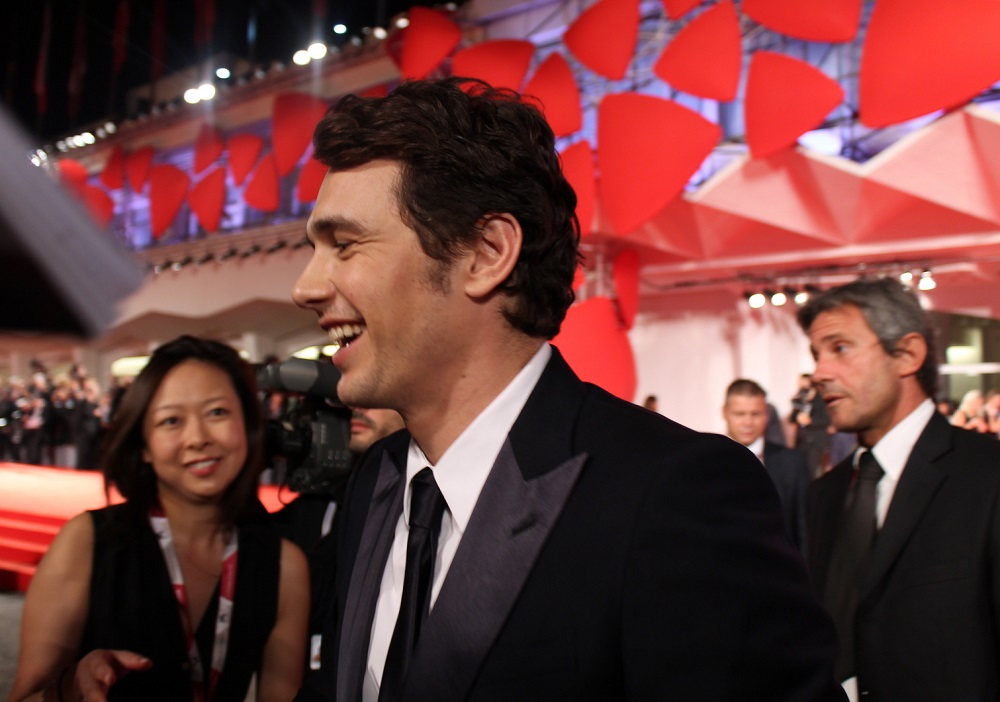 又一好莱坞男星被狂锤！开表演课“选妃”，强扒女生衣服性侵