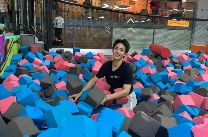 桂林高校男生撞脸易烊千玺，笑起来像吴磊，这不比招生简章有用