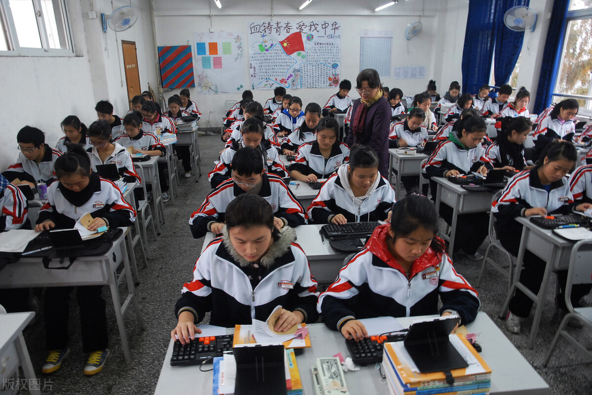 降低中专生进入大学门槛的建议得到了回应。网友：大学生不值钱了