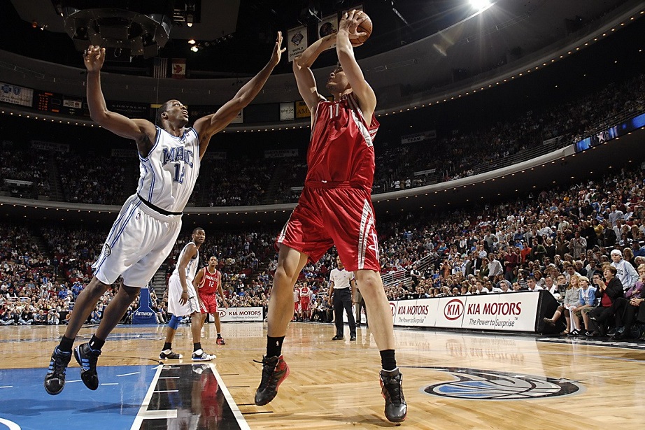 姚明为什么当年去nba(姚明为什么能进名人堂？外媒详细解读，入选当之无愧)