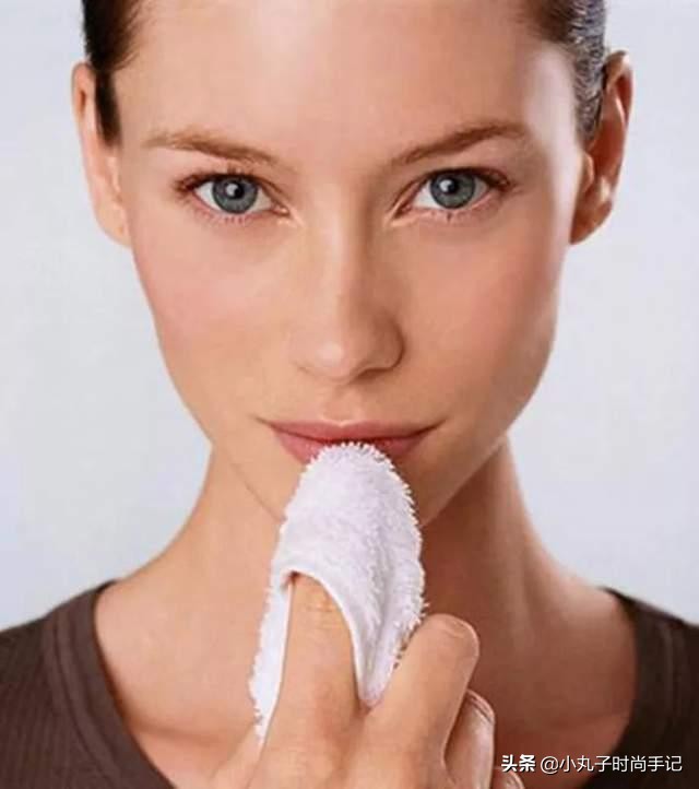 一到秋冬嘴巴干裂太疼痛？3个技巧教你滋润嘴巴，轻松拥有嘟嘟唇