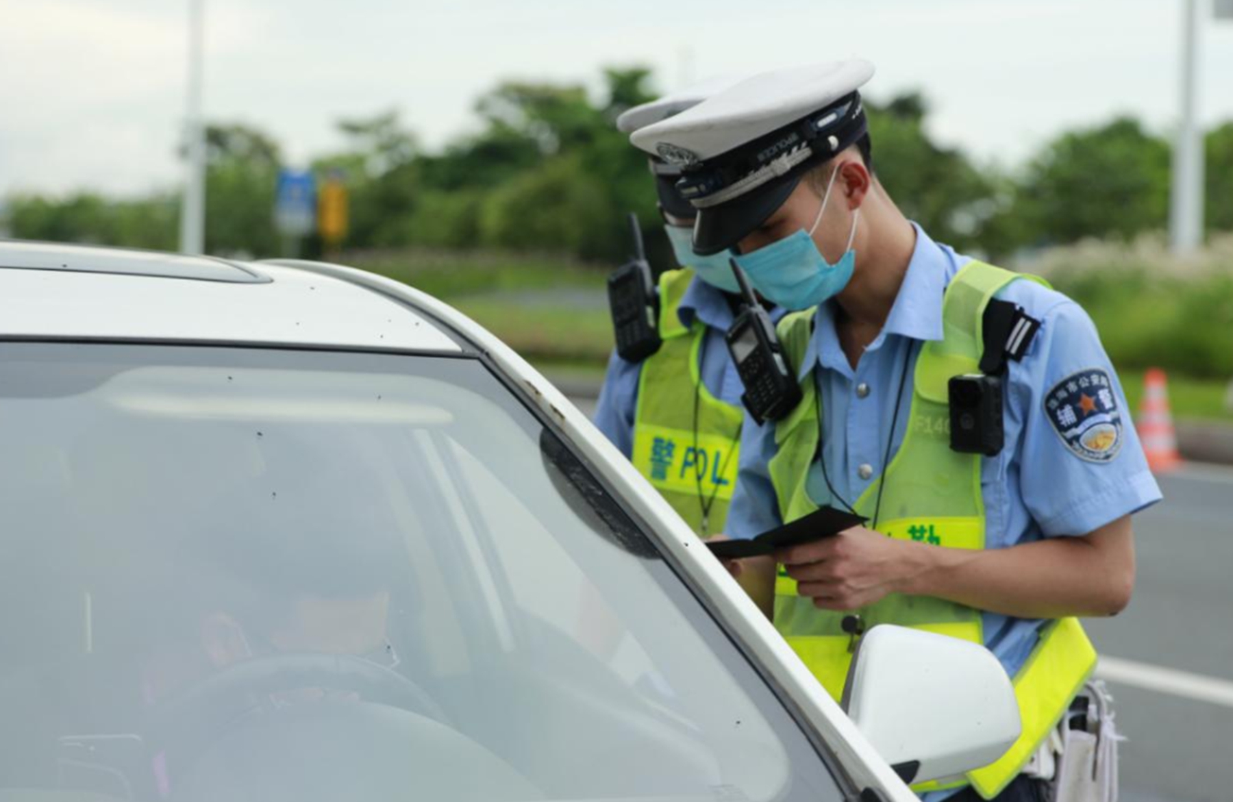 车主给救护车让道被扣6分，多次申诉都被拒，交警：没让你闯红灯