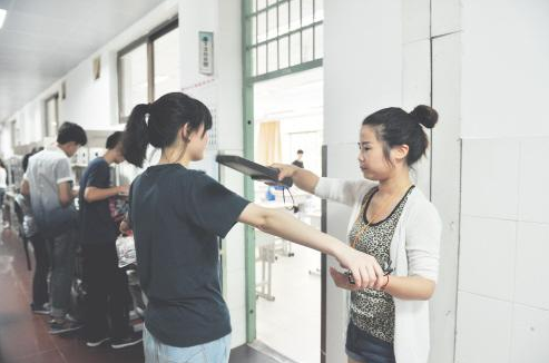高考有“隐形”小技巧，穿衣也有讲究，老师要求学生尽量不穿校服