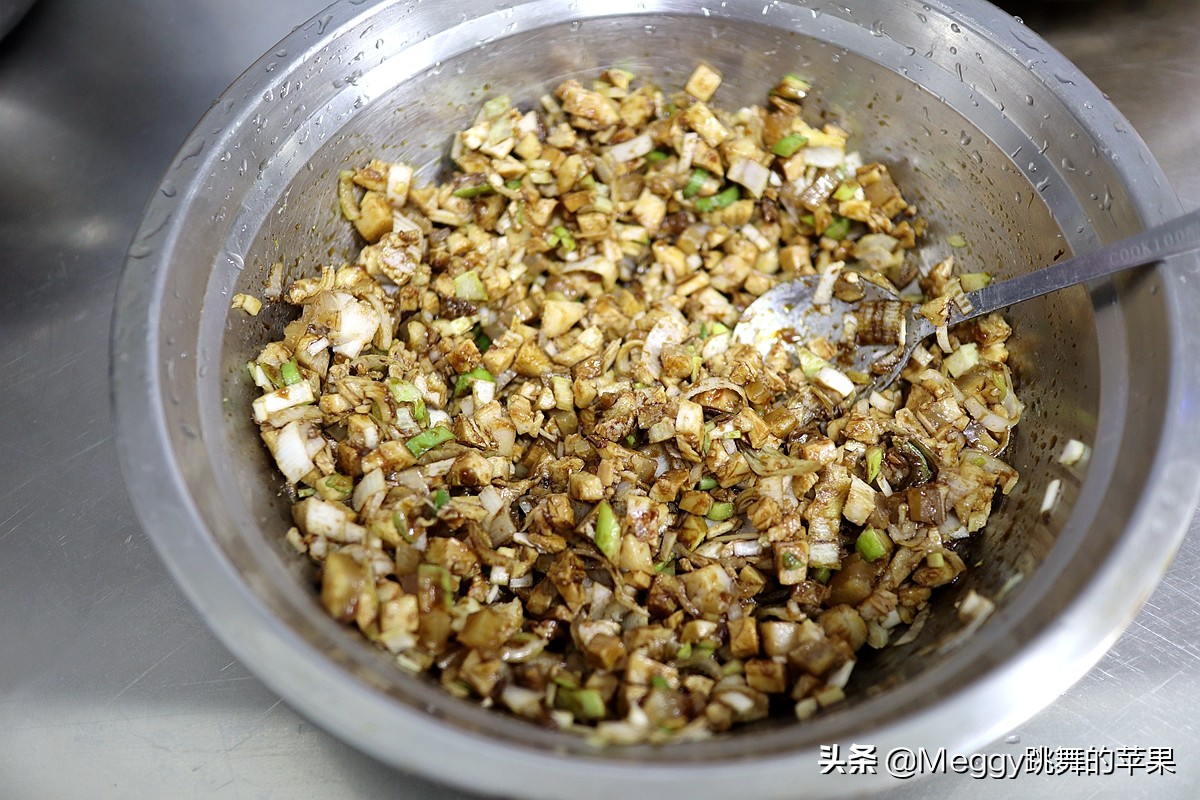 全家老少都爱的酱肉包子，酱香浓郁又暄软，左右手各2个吃撑了