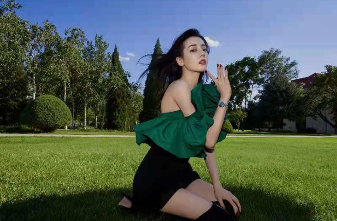 迪丽热巴吊带睡衣写真曝光,半跪地上秀长腿,皮肤白净气质绝佳