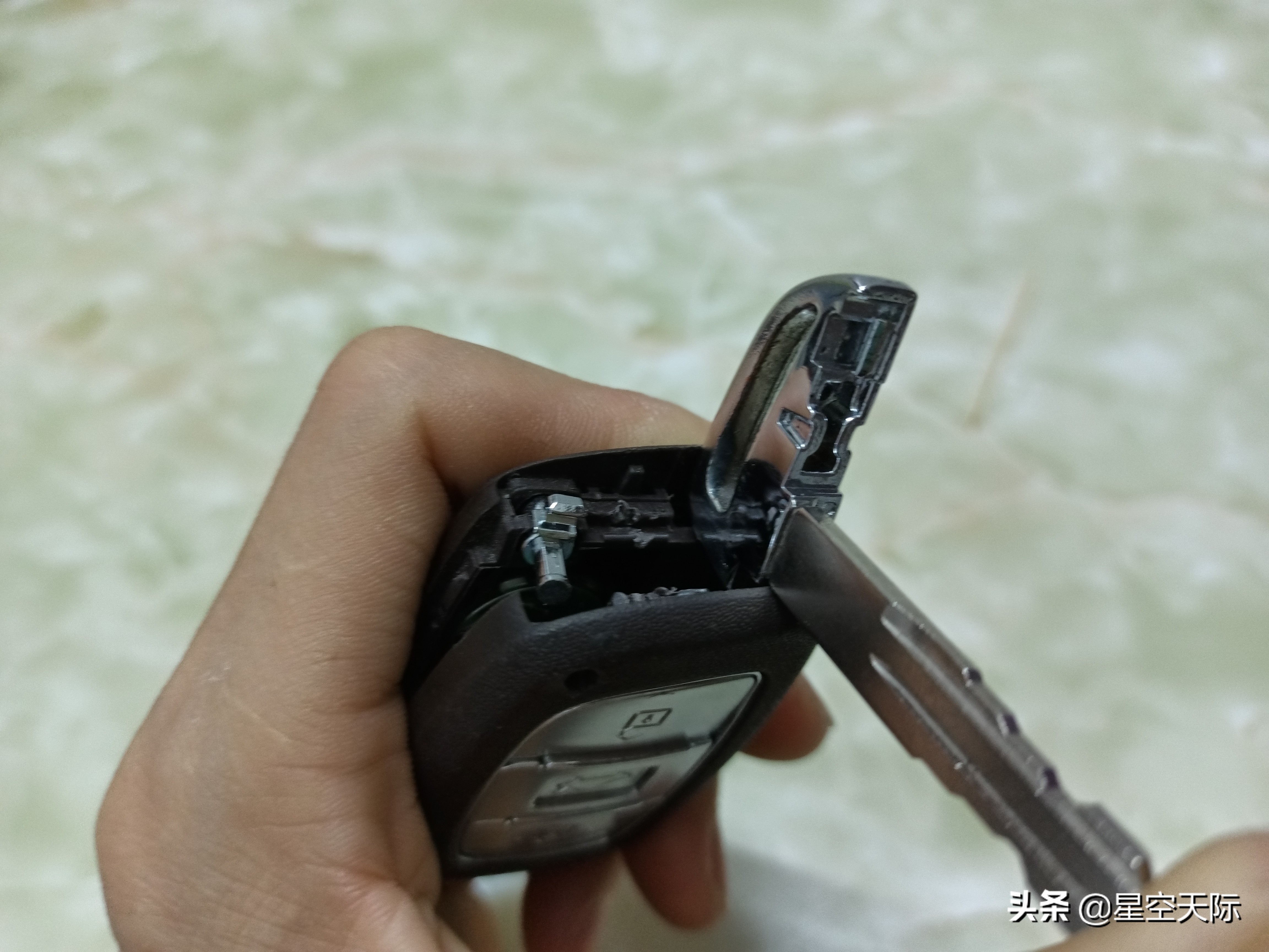 怎么打开北京现代汽车的遥控钥匙盖，学会这个技巧，轻松开盖