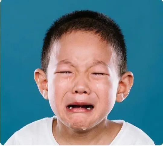 儿子在幼儿园遭受霸凌，机智爸爸这样应对，家长看后盛赞：高情商