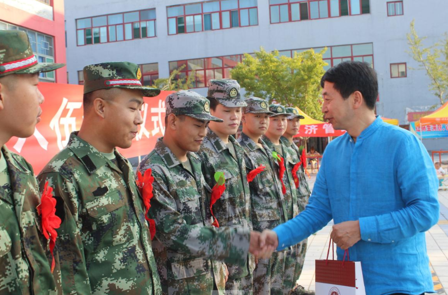 多年后才知道，在校大学生当兵和毕业生当兵的差距，不是一星半点