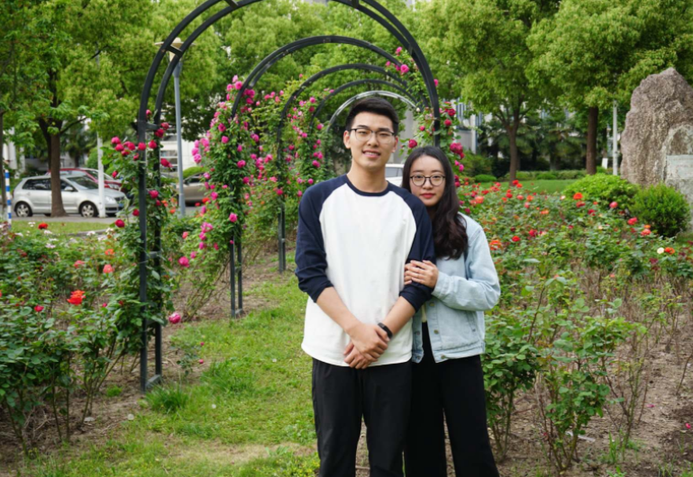 广东一大学生高调表白，却遭保安一脚踢飞音箱，学校回应来了