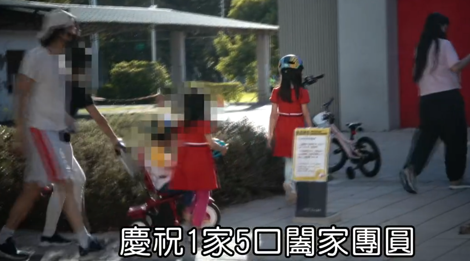 王力宏一家五口罕见同框，公园骑车画面温馨，3岁儿子和爸爸很像