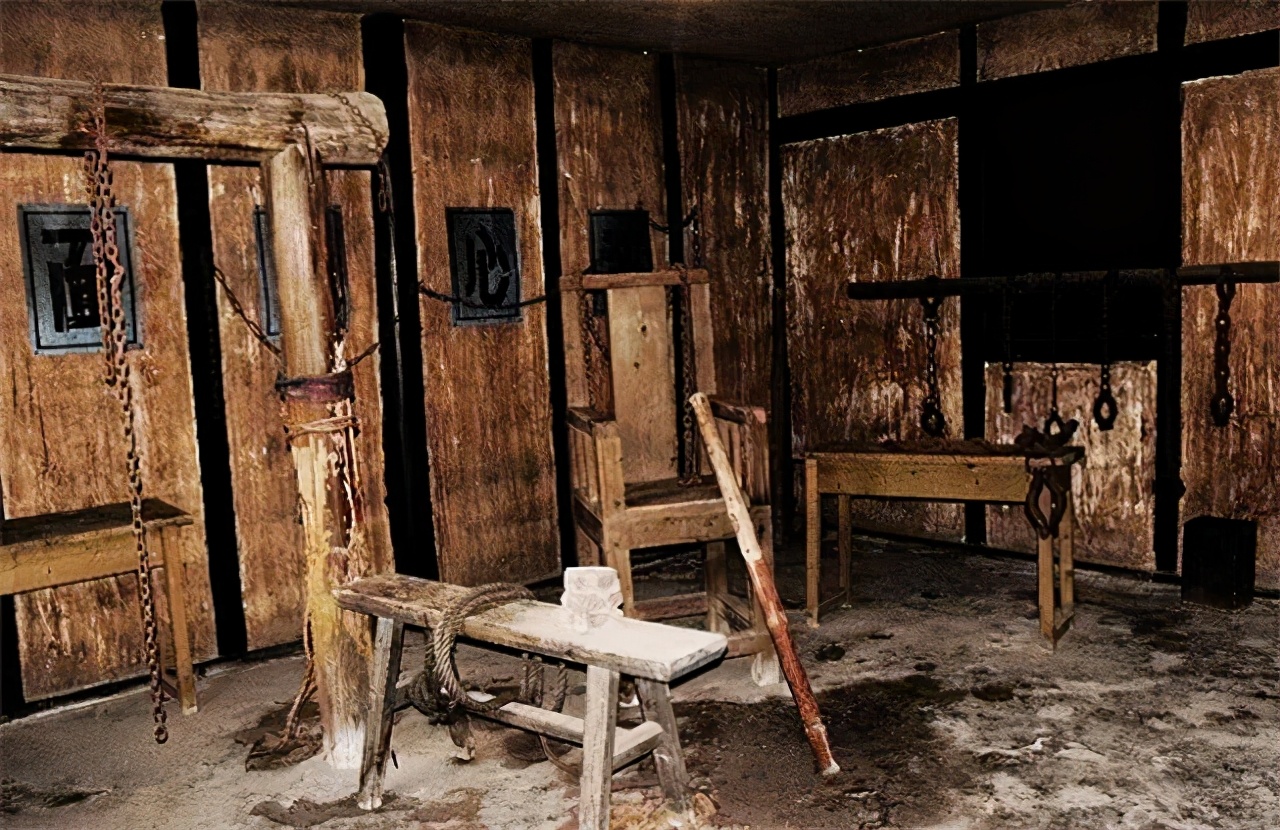 古代的"老虎凳",只需3块砖头便让犯人招供,到底有多恐怖?