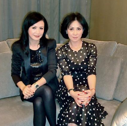 她是梁朝伟前女友，被闺蜜刘嘉玲夺爱，嫁豪门被气走，今54岁仍单身