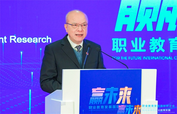 卢迈：中等职业学校教育首先要把育人放在最重要的位置