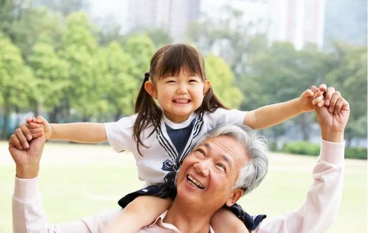 老人带孩子,爱是真爱,恨是真恨