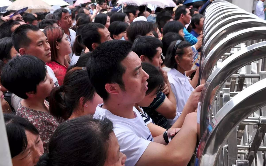 高考有“隐形”小技巧，穿衣也有讲究，老师要求学生尽量不穿校服