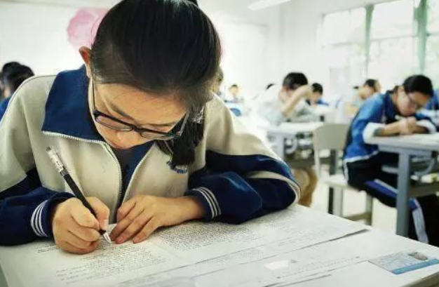 “住校”和“走读”的差距有多大？中考成绩公布后，家长含泪总结