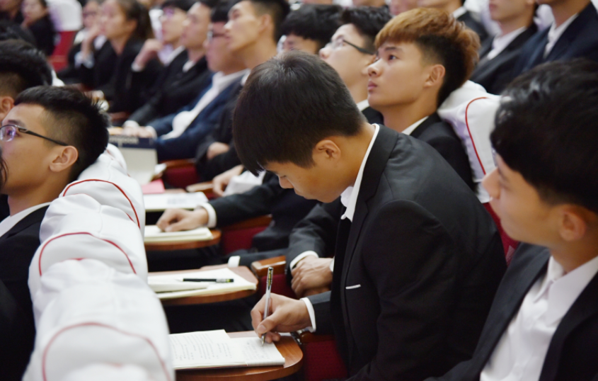 同为大学生，毕业时前途完全不同，辅导员：差距早在入校时已拉开