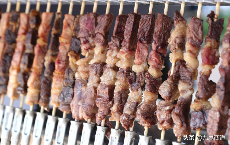 8天送出2600箱啤酒，这家烧烤店还能净赚13万，背后模式引人深思