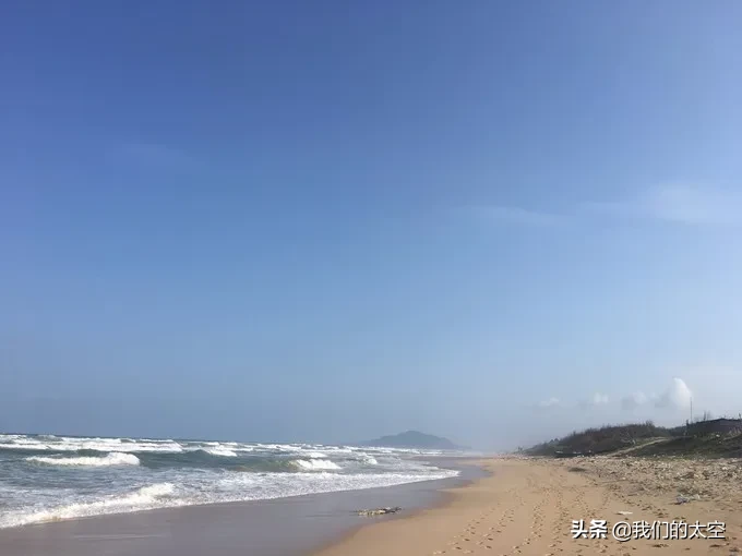 背靠椰林听海浪，白沙细软映晴光