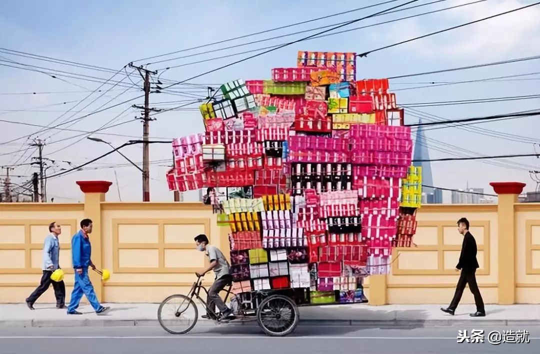 中产阶级的这种神话，是可以轻易幻灭掉的，一瞬间