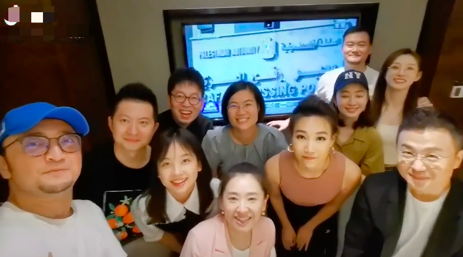央视天团聚会！李梓萌穿露肩装颜值出众，仨新晋美女主持同框比美