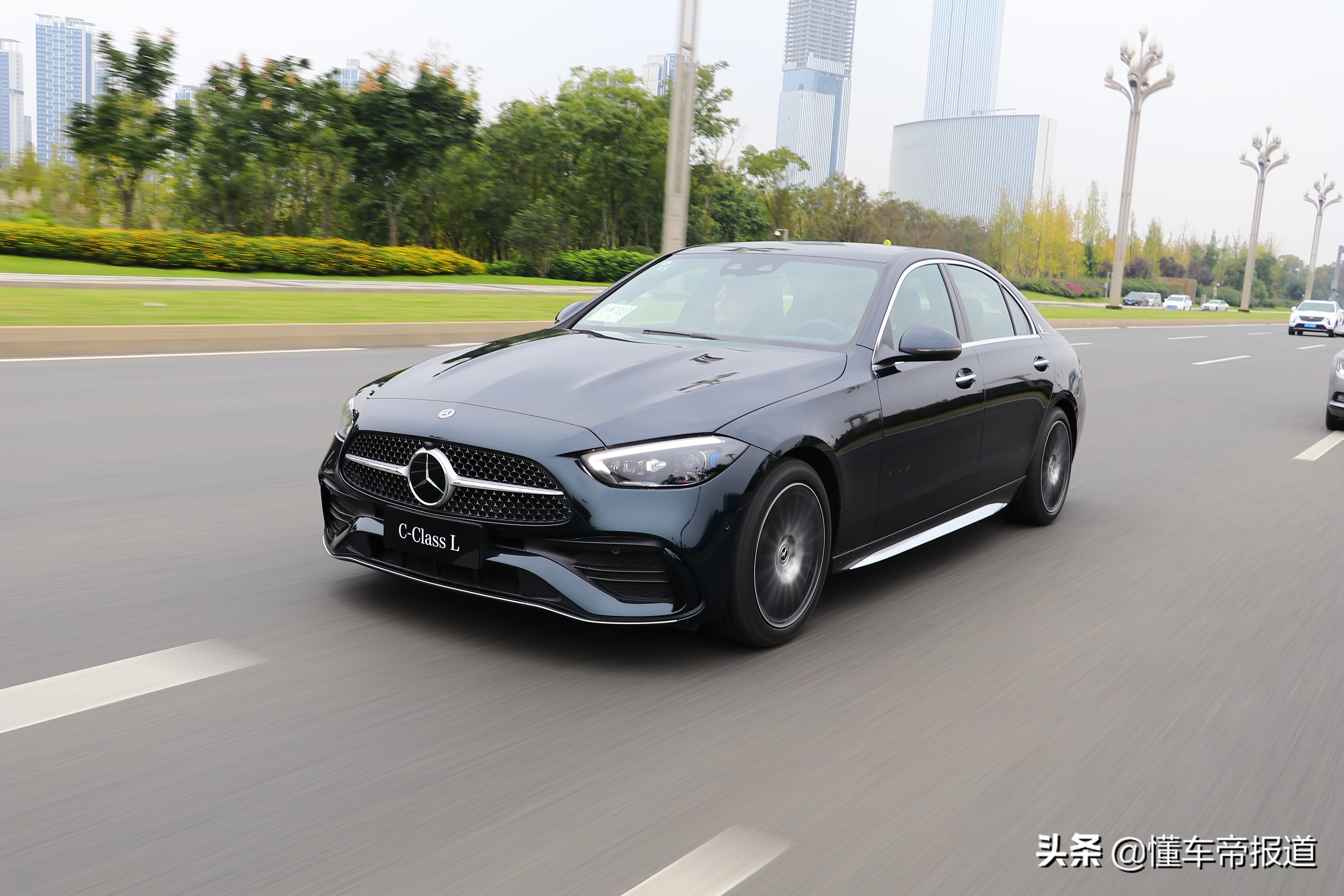 新车|科技赋能,给生活加"电"!试驾全新一代奔驰c级