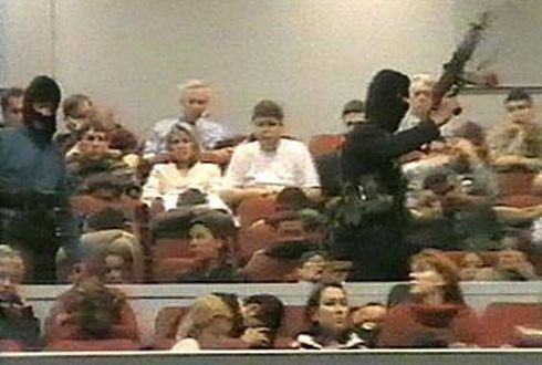 2002年，俄军决定强攻剧院解救人质，结果用力过猛误杀128名人质
