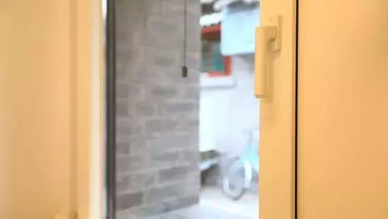 公婆、亲妈、夫妻俩住同一家，纸板隔成3间房，窄小难转身，隐私成谜