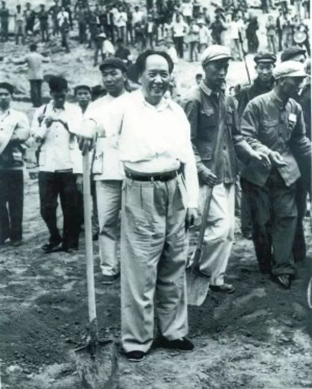 毛泽东痴迷游泳，1956年游长江诗兴大发，写下《水调歌头·游泳》