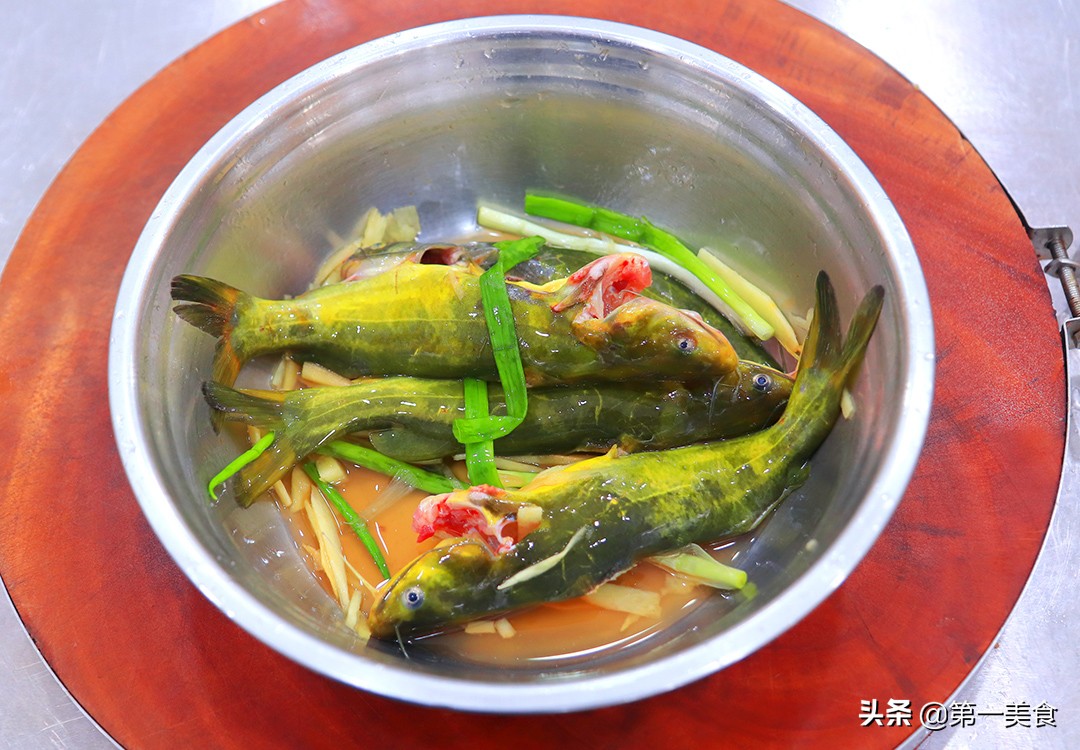 炖小黄鱼很多人第一步就做错了，难怪不好喝，厨师长教你正确做法