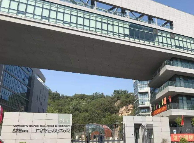 这4所“贵族”大学，今年分数线下调明显，每学费10万左右