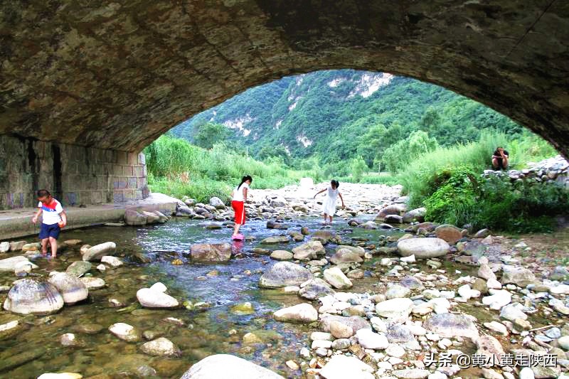 秦岭里有条“另类山路”，穿越南北如履平地，沿线景区扎堆