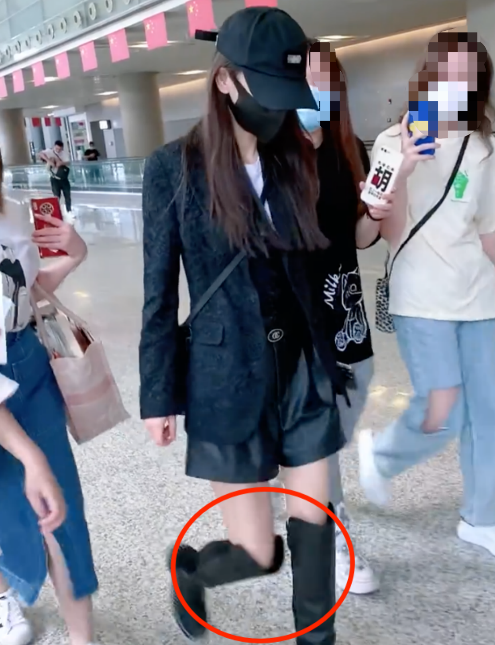 杨颖打扮潮流走机场,全程低头险撞柱子上,腿部纤细靴子装不满