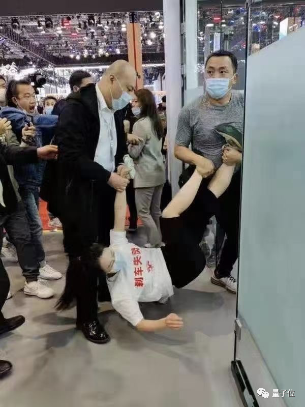 特斯拉车主「作死」成真：炫耀「主驾无人」，自动驾驶致车毁人亡