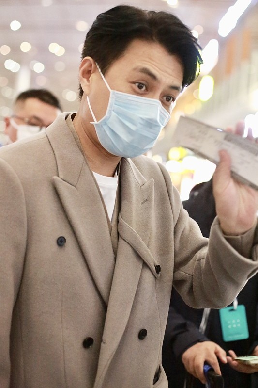 "老干部"靳东身穿廓形大衣太有范,成熟稳重,干净帅气,超赞