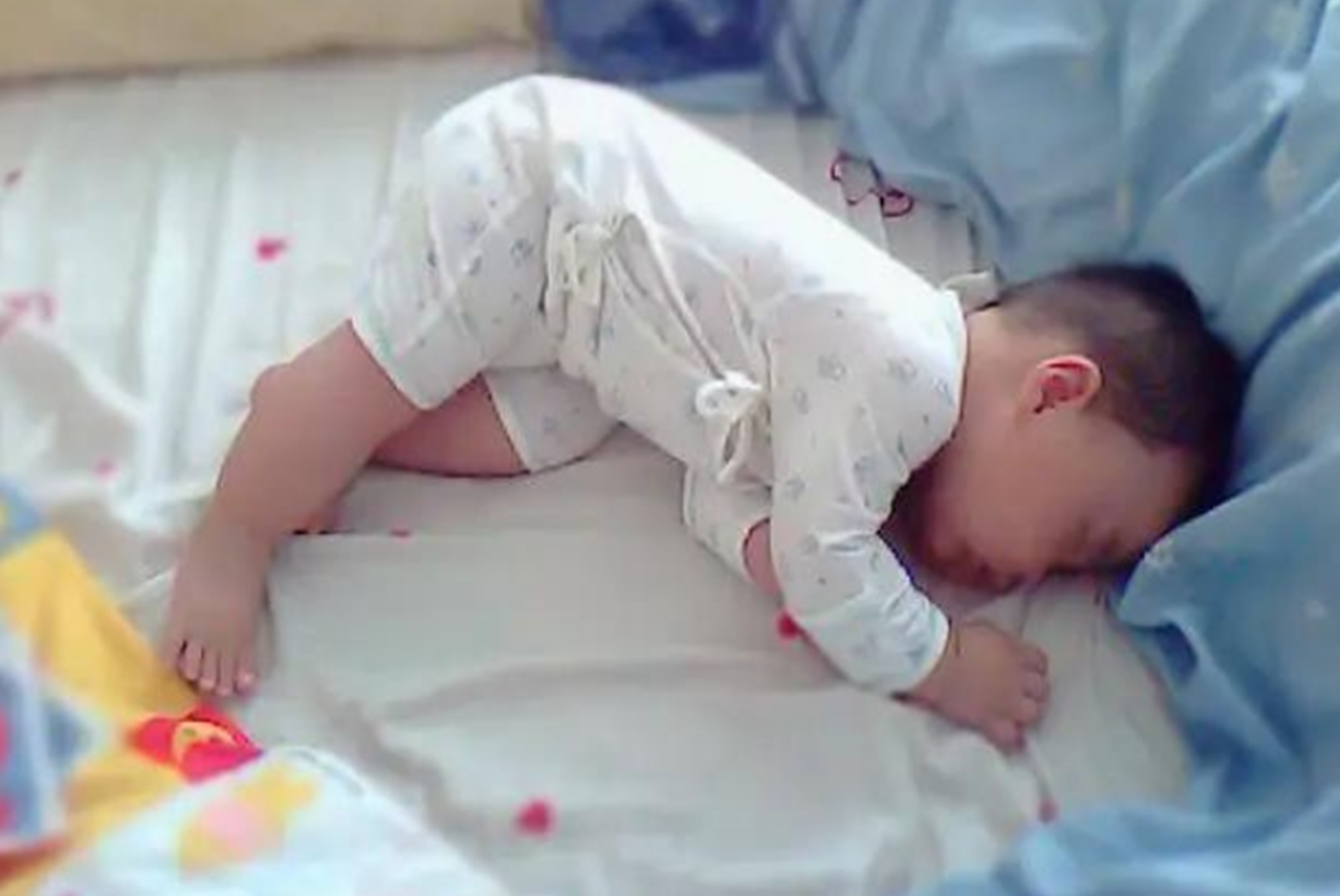 抱睡、奶睡、夜醒，宝宝闹觉怎么办？3招教你“睡渣”变“天使”
