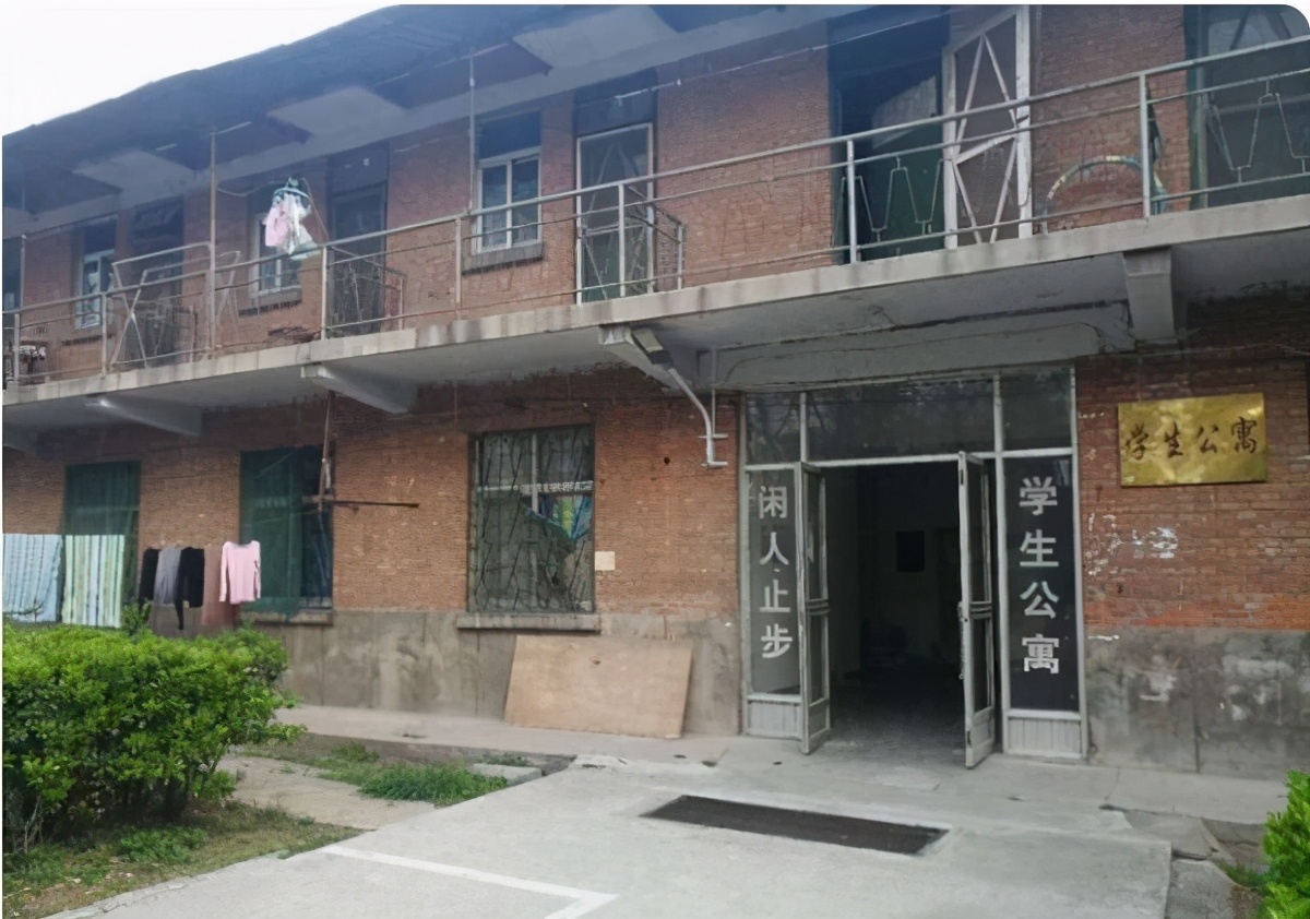 各大高校的“最差寝室”来了，整体写着“危”字，考生报考要谨慎