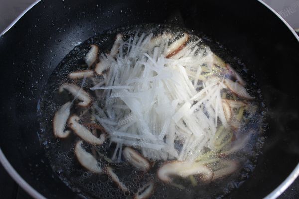 要想羊肉不腥不膻，除了焯水，加这3种食材一起炖，汤更鲜美