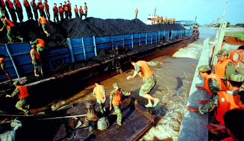 1998年大洪水，乡亲们跪地哭喊：求你们别跳了，房子我们不要了