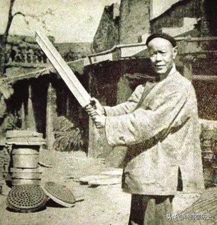 狱警：你以为装傻就能逃脱？我要让你尝尝电椅的滋味！校花冷笑。