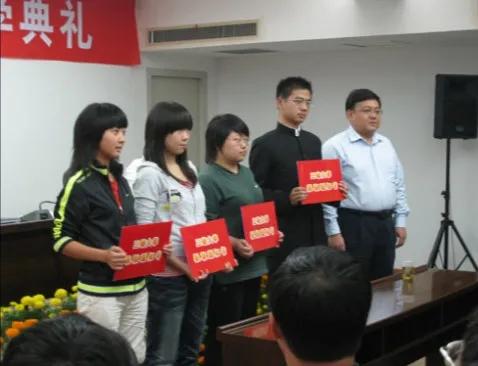 高考作文横空出世，被大学破格录取的他，论文答辩把老师气坏了