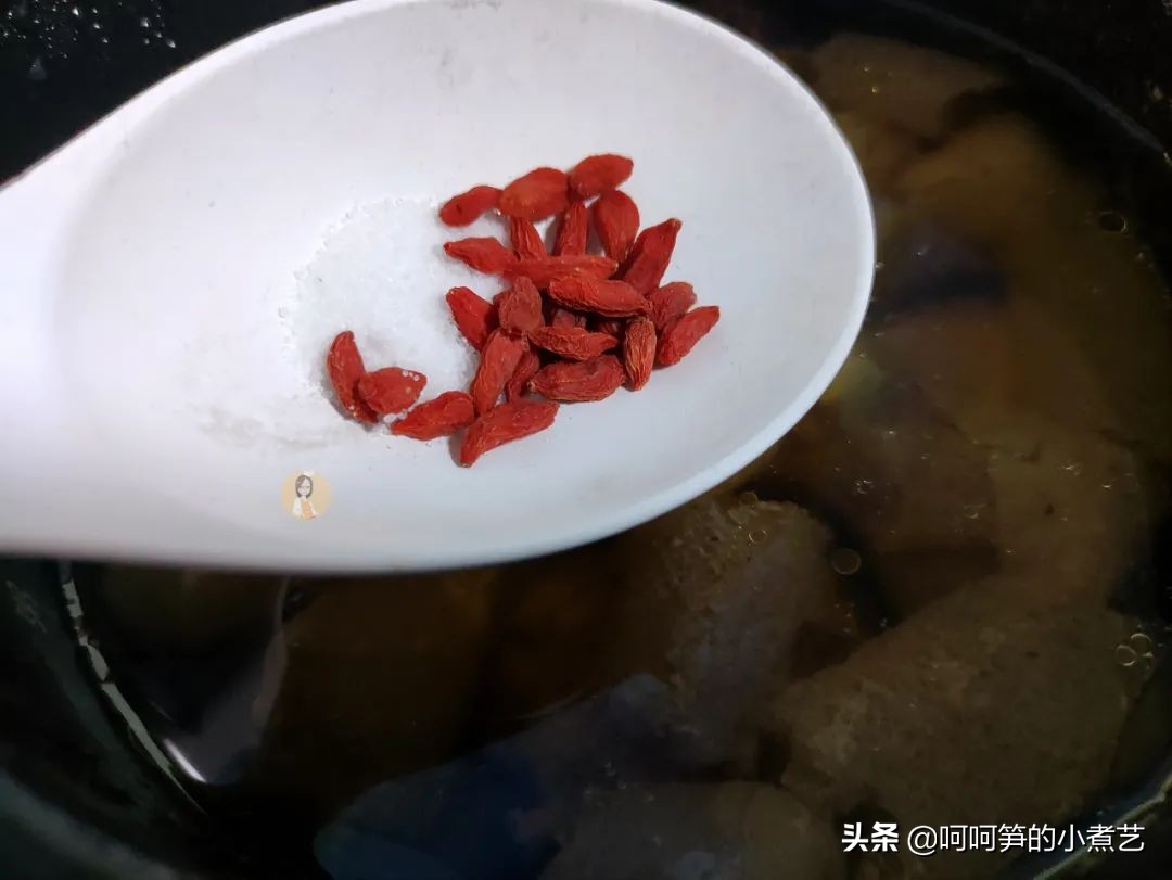 妈妈说三伏天里多喝汤，安排上营养美味的竹荪鸡汤，滋补又消暑