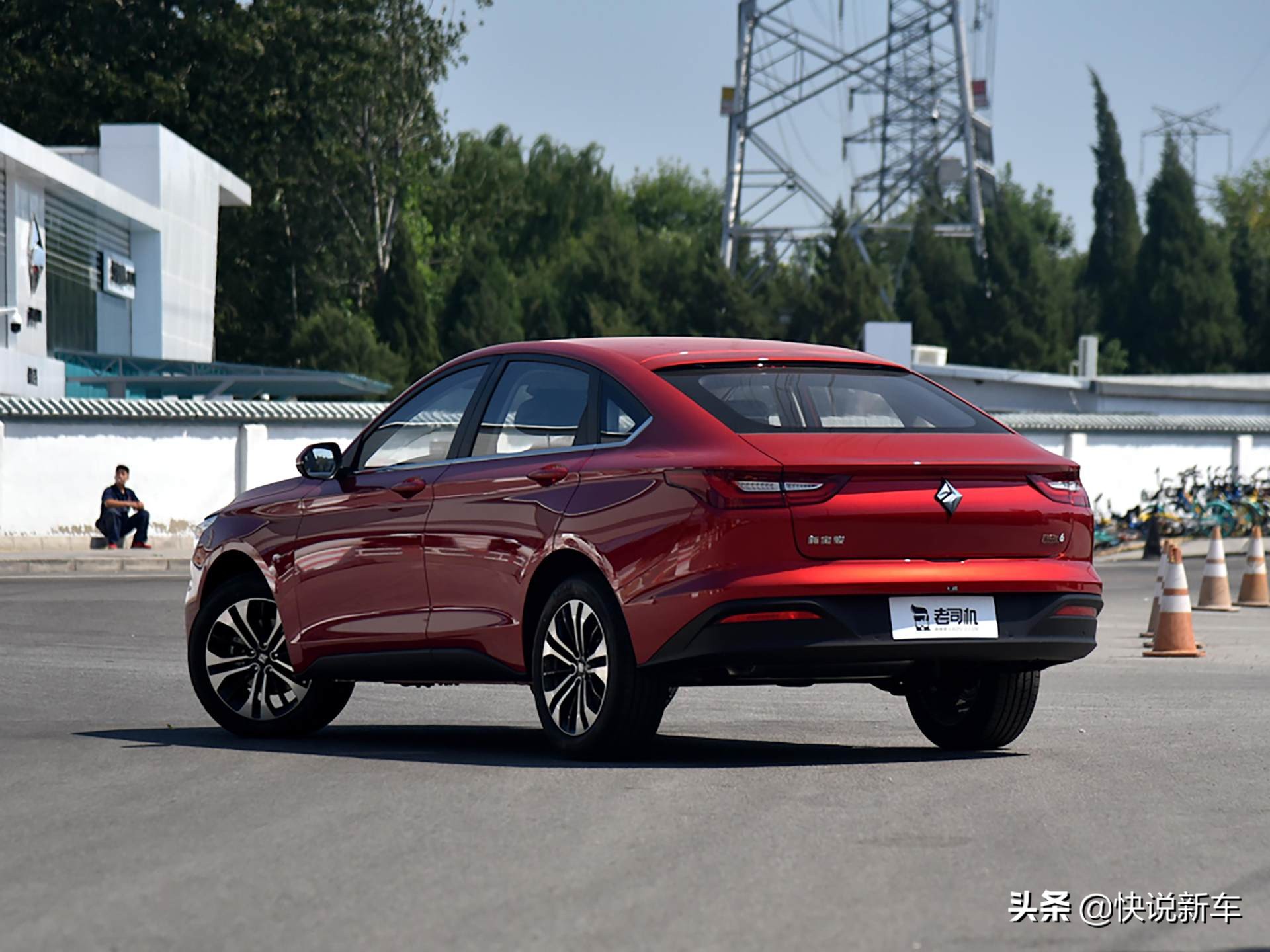 7.3L/100km，买菜家轿，颜值能打，实拍宝骏RC-6
