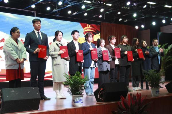 武汉一高校表彰暑假社会实践活动优秀团队和个人